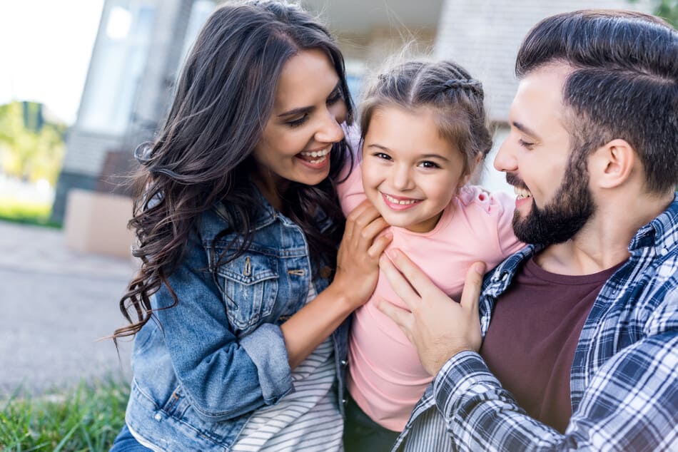 familia feliz con hija